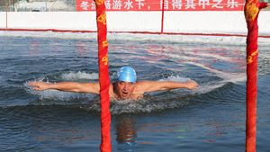 Lomba Renang Air Es Warnai Festival Salju Harbin