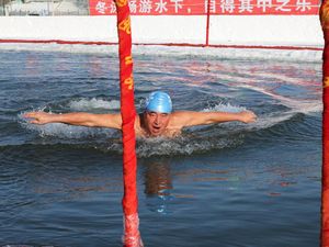 Lomba Renang Air Es Warnai Festival Salju Harbin