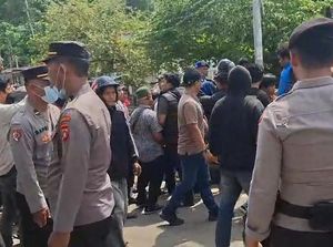 Ricuh Demo Nakes-Guru di Kantor Bupati Mamuju, Ada yang Pingsan