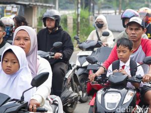 Orang Tua Antar Anak di Hari Pertama Sekolah Tangsel