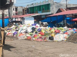 18 Ton Sampah Menumpuk di Pasar Wonomulyo Polman gegara Jalan ke TPA Becek