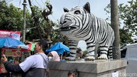 Patung Macan Putih di Kediri yang Viral Terus Didatangi Warga