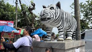 Patung Macan Putih di Kediri yang Viral Terus Didatangi Warga