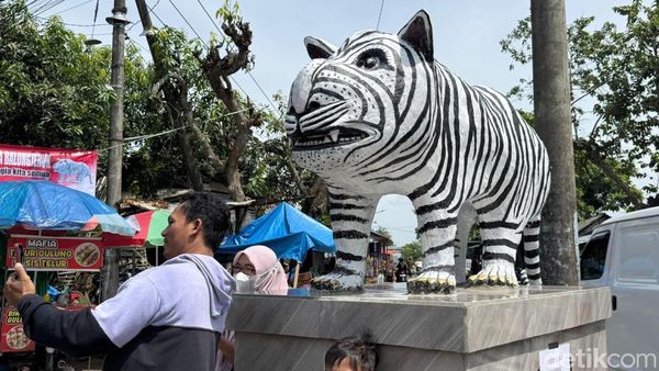 Patung Macan Putih di Kediri yang Viral Terus Didatangi Warga