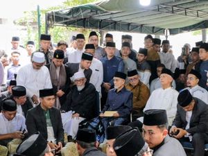 Penghormatan Terakhir Abu Bakar Baasyir di Pemakaman Pimpinan Gontor