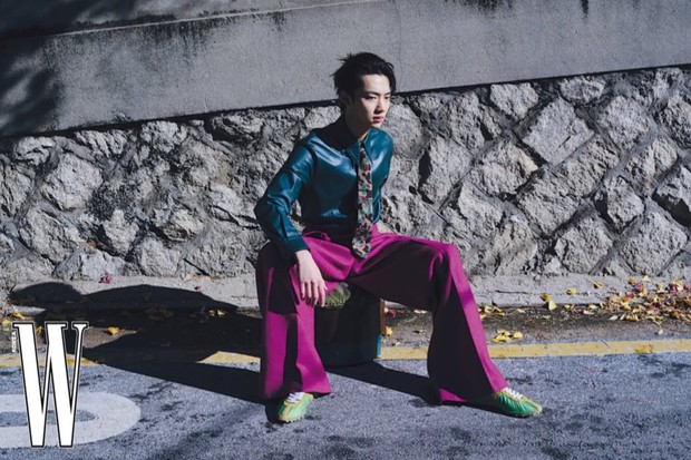 Potret Cho Jun Young dalam pemotretan bersama W Korea/ Foto: instagram.com/wkorea Cho Jun Young membicarakan kesan setelah membintangi drama 'Spirit Fingers'. Sang aktor merasa belajar banyak hal berarti selama proses syuting.