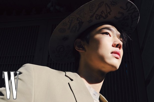 Potret Cho Jun Young dalam pemotretan bersama W Korea/ Foto: instagram.com/wkorea Cho Jun Young memulai comeback akting di tahun 2026 melalui drama 'Spring Fever'. Di drama ini, sang aktor akan menantang dirinya untuk berbicara menggunakan dialek.