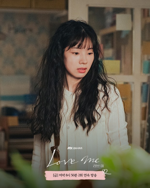 Potret Dahyun dalam drama 'Love Me'/ Foto: instagram.com/jtbcdrama Dahyun menunjukkan totalitasnya dalam berakting dengan mendalami jiwanya dalam karakter baru di drama Love Me. Penampilan Dahyun di drama Love Me sukses memancarkan aura aktris sepenuhnya.