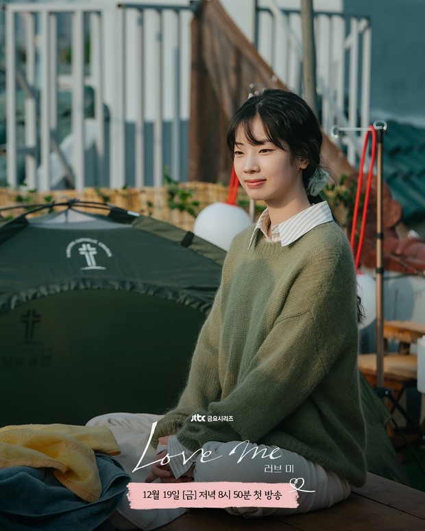 Potret Dahyun dalam drama 'Love Me'/ Foto: instagram.com/jtbcdrama Dahyun memerankan Ji Hye On dalam drama Love Me. Ji Hye On merupakan seorang editor penerbitan yang memiliki cita-cita sebagai penulis novel.