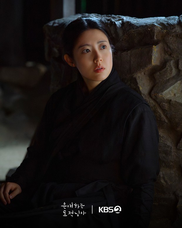 Saat malam tiba, Eun Jo bertransformasi sebagai seorang bandit legendaris dengan nama samaran Gil Dong.