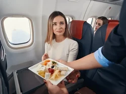 Nekat! Pramugara Curi Rp 670 Juta dari Hasil Penjualan Makanan Pesawat