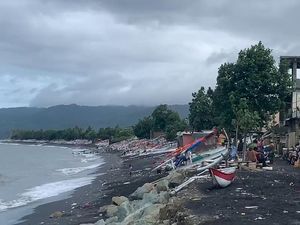 Cuaca Buruk, Nelayan di Mataram Bingung soal Parkir Perahu