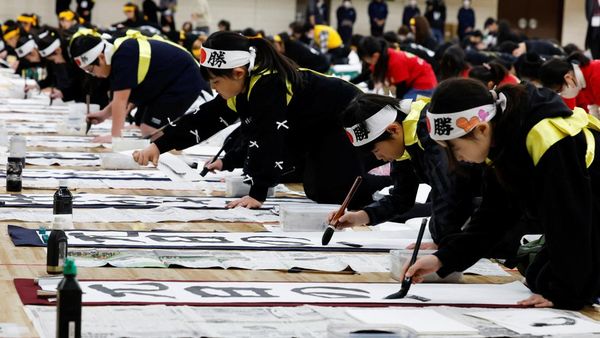 Ribuan Peserta Ikuti Kontes Kaligrafi Tahun Baru di Tokyo