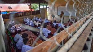 Siswa Padang Pariaman Belajar di Sekolah Darurat