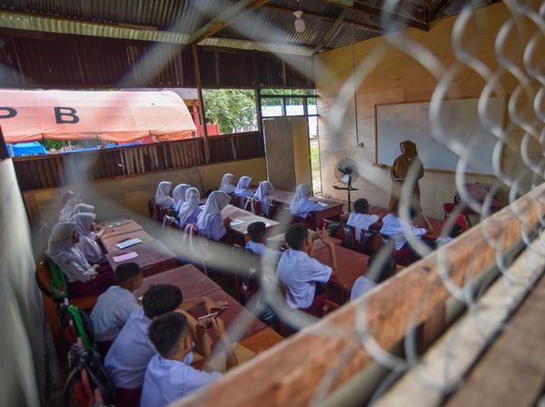 Siswa Padang Pariaman Belajar di Sekolah Darurat