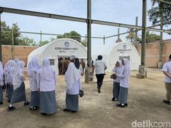 Siswa SMA di Padang Bersih-bersih Sekolah-Belajar di Tenda usai Banjir