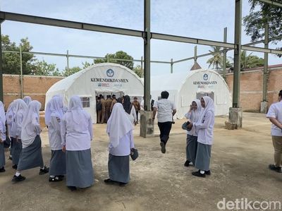 Siswa SMA di Padang Bersih-bersih Sekolah-Belajar dalam Tenda Usai Banjir