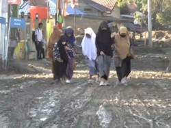 Tanpa Seragam, Siswa SMA di Pidie Jaya Sekolah Lewati Lumpur-Belajar di Tenda