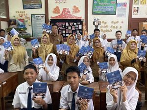 Ribuan Siswa SMP di Lamongan Terima Bantuan Buku dari Presiden Prabowo