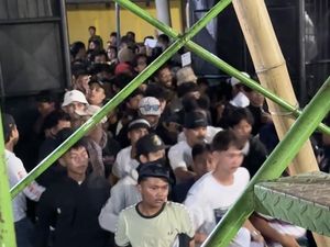 Datang ke Kediri, Suporter Persib Tanpa Tiket Bobol Pintu Stadion