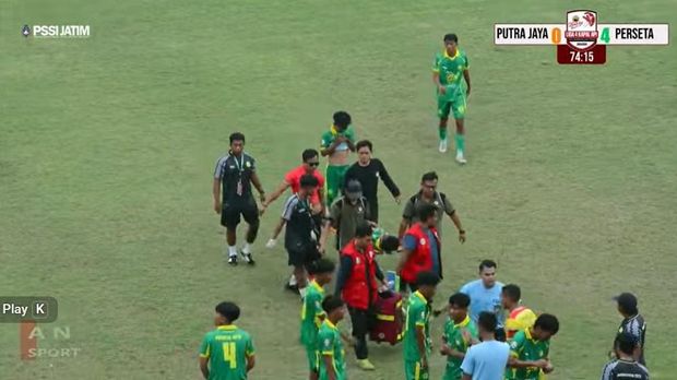 Pemain Perseta 1970 Tulungagung Firman Nugraha ditandu keluar lapangan setelah sengaja ditendang pemain Putra Jaya Pasuruan M Hilmi di laga babak 32 besar Liga 4 di Stadion Gelora Bangkalan