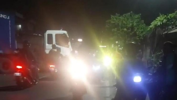 Truk Kontainer Mogok di Jalan Kalideres, Lalin Macet