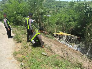 Truk Terguling di Labuan Bajo, 1 Buruh Tewas Tertindih Semen