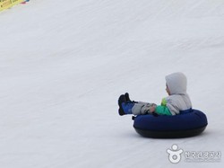 Seru Nih, Seoul Buka Bukit Seluncur Salju di Tepi Sungai Han