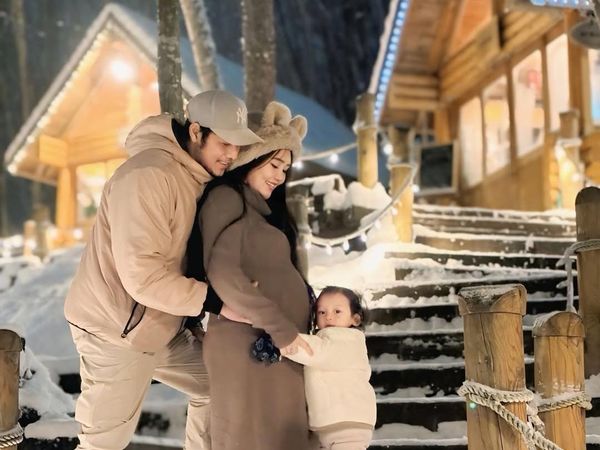 Via Vallen Lagi Liburan ke Jepang, Tunjukkan Baby Bump Hamil Anak Kedua