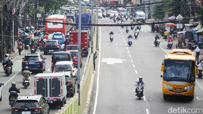 Abaikan JPO, Pedestrians Pilih Terobos Jalan di Tanah Abang