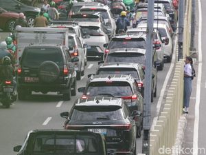 Abaikan JPO, Pejalan Kaki Pilih Terobos Pembatas Jalan di Tanah Abang