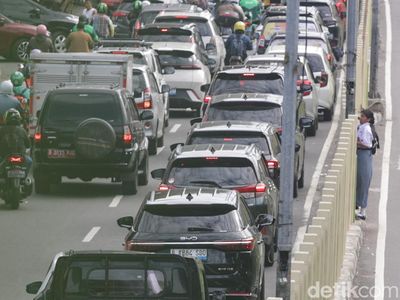 Abaikan JPO, Pejalan Kaki Pilih Terobos Pembatas Jalan di Tanah Abang