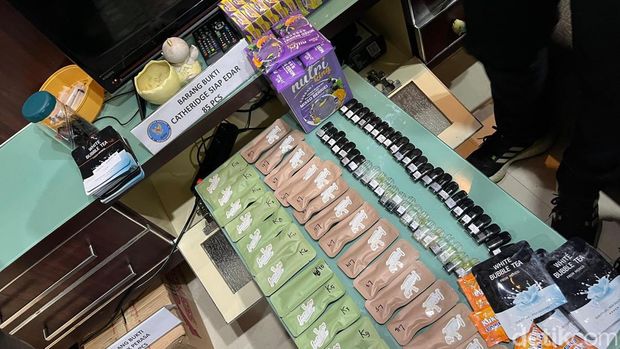 BNN hat eine Drogenküche abgebaut, die aromatisierte Getränke und Etomidat enthaltende Liquid-Vapes herstellte. Die Täter verkauften die illegalen Waren für 2-6 Millionen IDR pro Einheit. (Rumomdamg/detikcom)