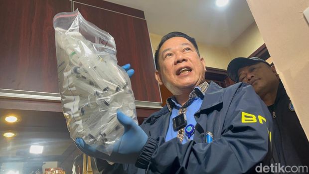 BNN hat eine Drogenküche abgebaut, die aromatisierte Getränke und Etomidat enthaltende Liquid-Vapes herstellte. Die Täter verkauften die illegalen Waren für 2-6 Millionen IDR pro Einheit. (Rumomdamg/detikcom)