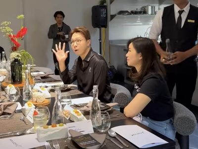Seru! Dr Richard Lee Kompak Review Makanan Bareng Istri