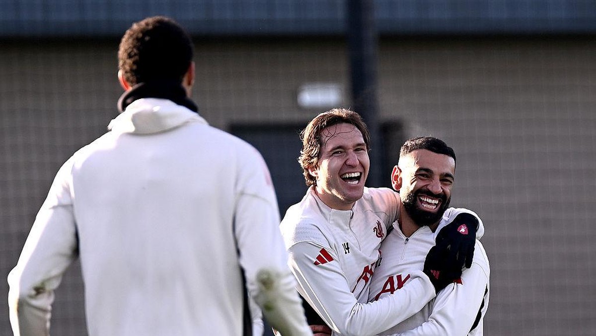 Salah (kanan) dan Chiesa (tengah) dalam sesi latihan Liverpool pada September lalu. Foto: Liverpool FC via Getty Images/Andrew Powell