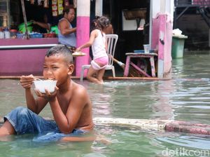 Genangan Rob Tak Hentikan Aktivitas Warga Muara Angke