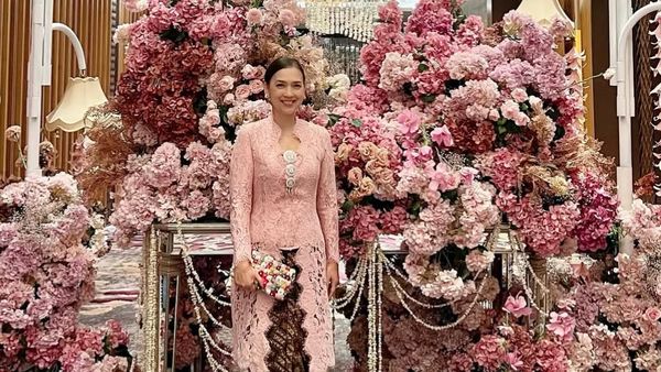 Potret Ira Wibowo Kondangan Bareng Anak, Bak Tak Menua di Usia 58 Tahun