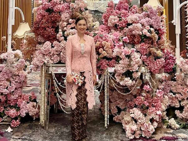 Potret Ira Wibowo Kondangan Bareng Anak, Bak Tak Menua di Usia 58 Tahun