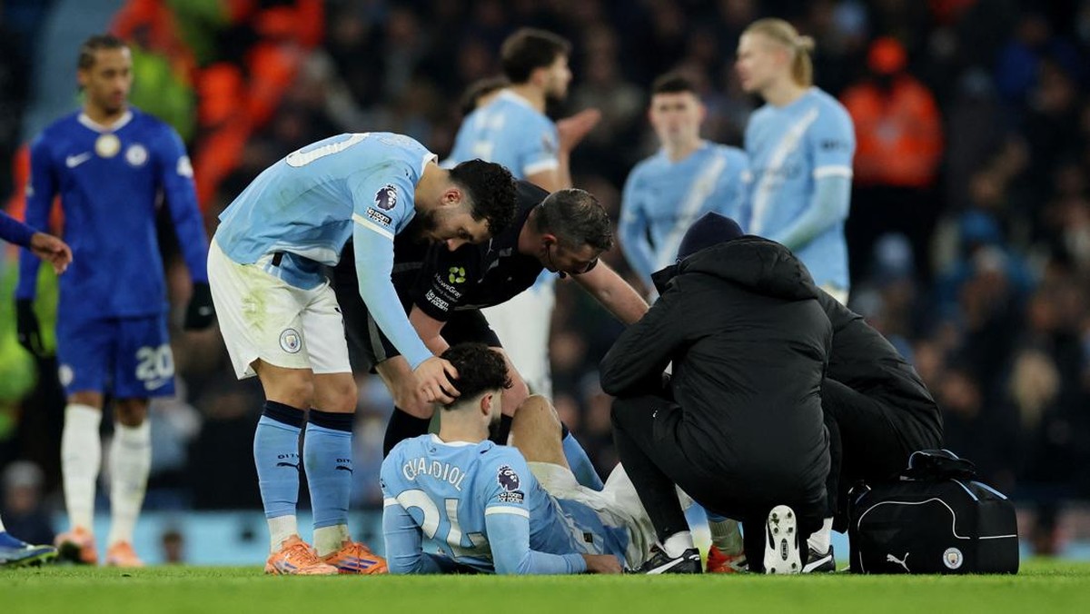 Bek Manchester City Josko Gvardiol mengalami patah tulang kering dan harus menjalani operasi (Foto: REUTERS/Phil Noble)