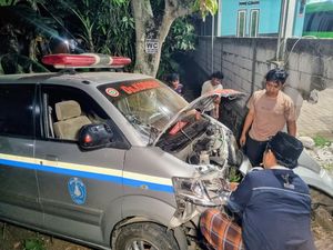 Ambulans Desa Serempet Avanza dan Tabrak Pagar di Jetis Ponorogo