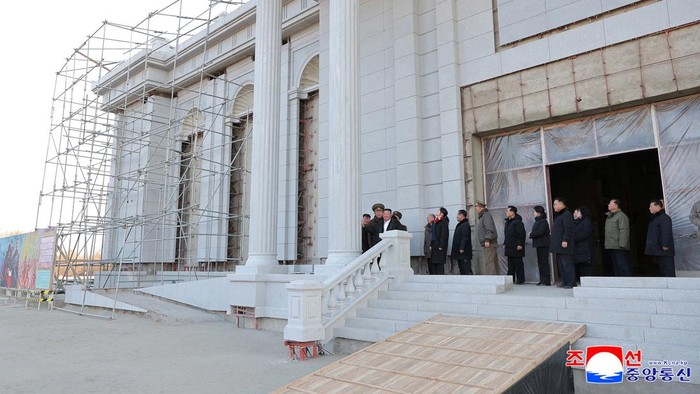 Kim Jong Un Kunjungi Pembangunan Monumen Prajurit Korea Utara yang Gugur