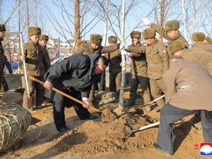 Kim Jong Un Pantau Pembangunan Monumen Prajurit Korea Utara yang Gugur