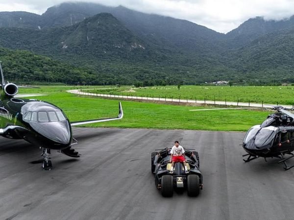 Neymar Pamer Koleksi Mewah Anti-mainstream: Batmobile, Jet Pribadi, Helikopter