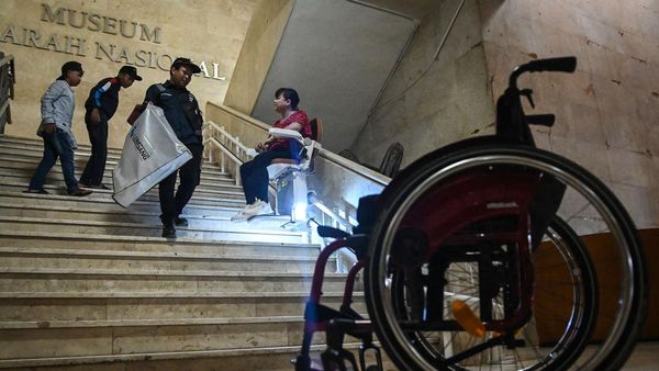 Lift Chair Permudah Akses Difabel di  Monas