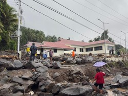 Mapolres Sitaro Rusak Akibat Banjir Bandang, Polisi Luka-Tahanan Dievakuasi