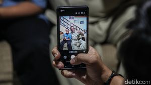 Momen Wagub Rano Karno Jenguk Korban Tabrakan Mobil MBG