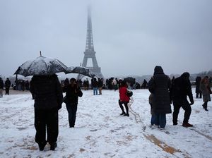 Paris Memutih, Menara Eiffel Berselimut Salju Langka Musim Dingin