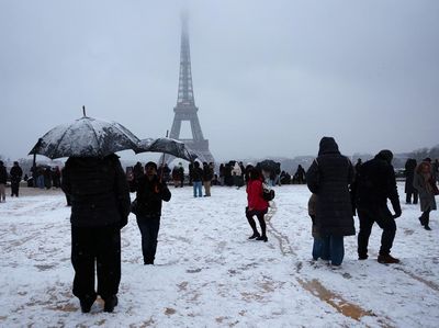 Paris Memutih, Menara Eiffel Berselimut Salju Langka Musim Dingin