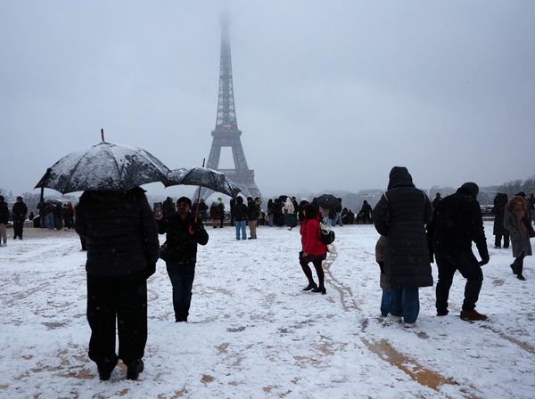 Paris Memutih, Menara Eiffel Berselimut Salju Langka Musim Dingin